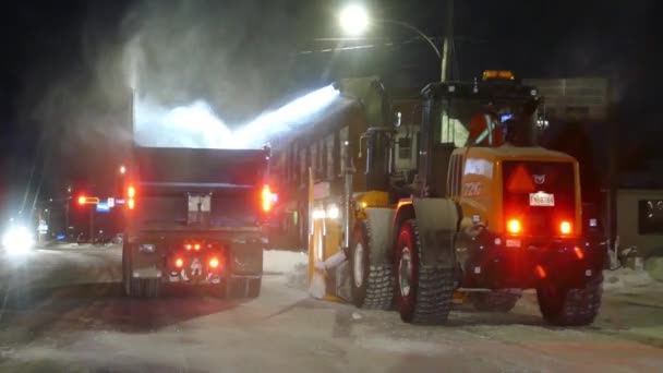 Endüstriyel Traktör Kar Aracının Arkasını Karla Dolduruyor — Stok video