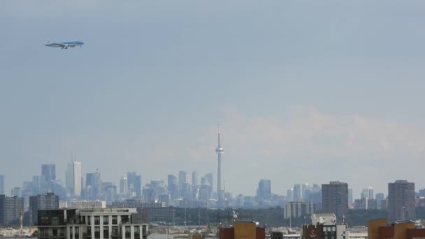 Samolot Przelatujący Nad Słynną Wieżą Tower Toronto Kanada Krajobraz Miejski — Wideo stockowe