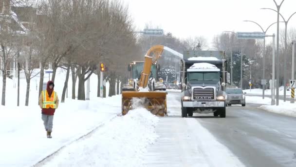 Industrielle Schneereinigungsanlagen Pflügen Schnee Auf Die Rückseite Des Mack Lastwagens — Stockvideo