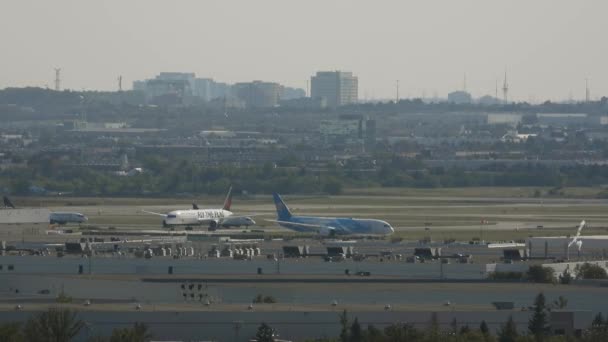 Toronto Pearson Uluslararası Havaalanı Nda Uçmaya Hazırlanan Yolcu Uçakları — Stok video