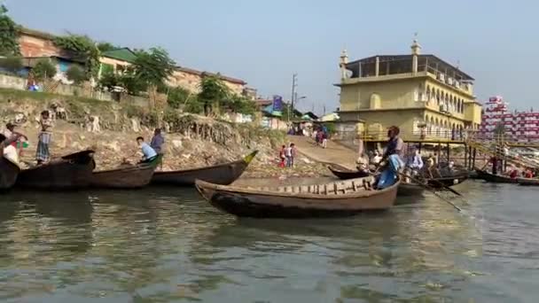 达卡Buriganga河岸 当地居民乘坐独具特色的轮渡过河 — 图库视频影像