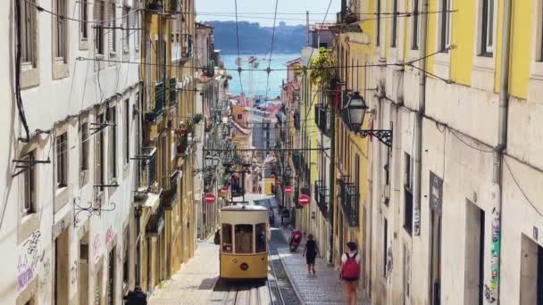 Tranvía Amarillo Por Una Auténtica Pasarela Portuguesa Lisboa — Vídeos de Stock