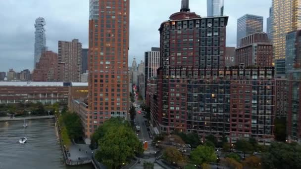 มมองโดรนทางอากาศไปย งอพาร ทเมนต และโรงเร ยนบนถนนแชมเบอร Tribeca New York — วีดีโอสต็อก