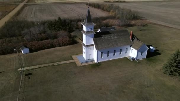 Drone Orbitando Alrededor Antigua Iglesia Rural Las Praderas Alberta Mientras — Vídeos de Stock