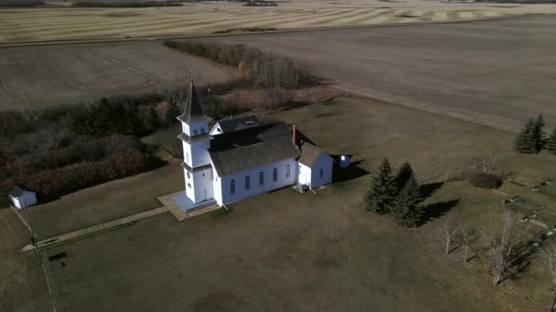 Drone Nadert Prachtige Oude Erfgoed Kerk Afgezonderd Noord Amerikaanse Prairie — Stockvideo
