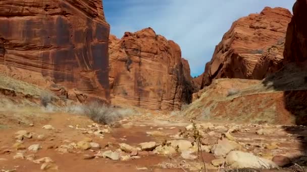 バックスキンガルチスロットキャニオンユタ州 深いスロットキャニオンの始まりの低レベルのドローンショット 赤い岩 砂の平原 乾燥した熱い砂漠の荒野 — ストック動画