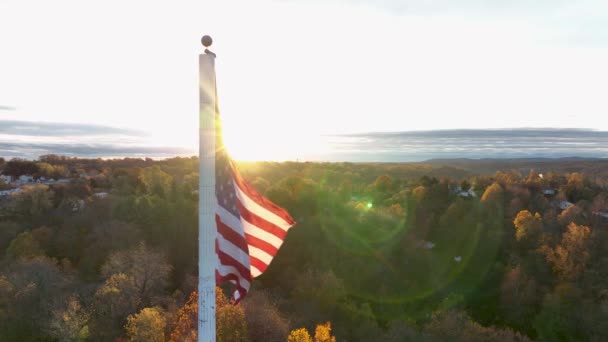 Slow Motion Antenn Flagga Viftar Bris Solen Skiner Genom Usa — Stockvideo