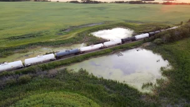 Luftaufnahmen Eines Güterzuges Der Der Kanadischen Prärie Stehen Bleibt Industrielle — Stockvideo