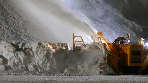 装载机在行动中安装了吹雪机 当牵引机夜间经过时 可以在雪堆上刮雪 — 图库视频影像