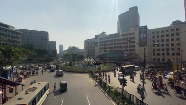 达卡Shapla广场环城阳光景 交通拥挤 周围人山人海 慢动作 — 图库视频影像
