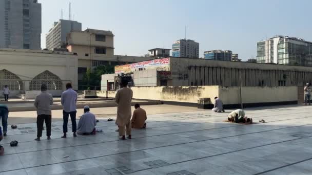在达卡Baitul Mukarram国家清真寺的庭院里祈祷的穆斯林男子 慢动作 — 图库视频影像