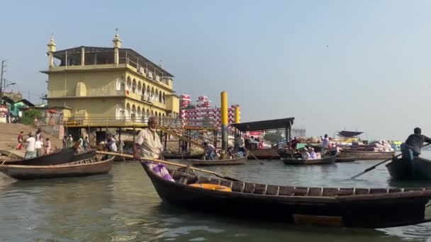 Buriganga Nehri Kıyısındaki Dhaka Nehrine Yerel Tekne Taksisi Yolcuları Geliyor — Stok video