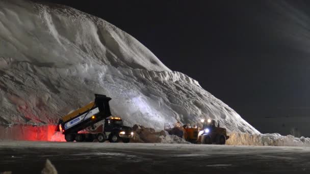 冬季服务车辆 包括垃圾车和雪犁 在大雪后除雪 蒙特利尔加拿大 — 图库视频影像