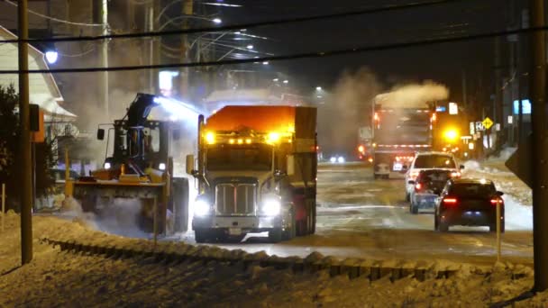 Les Gens Labourent Les Rues Montréal Avec Tracteur Camion Lourd — Video