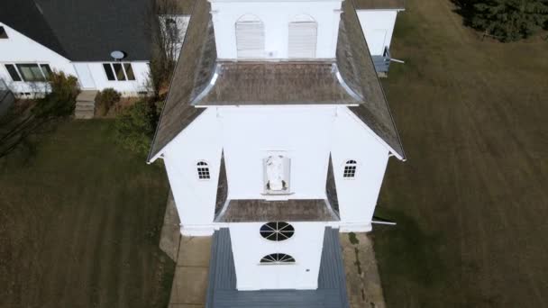 Primer Plano Aéreo Iglesia San Bonifacio Spring Lake Canadá Drone — Vídeo de stock