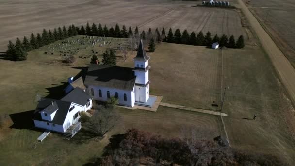 Drone Orbitando Alrededor Hermosa Iglesia Campestre Pradera Canadiense Joven Parado — Vídeos de Stock