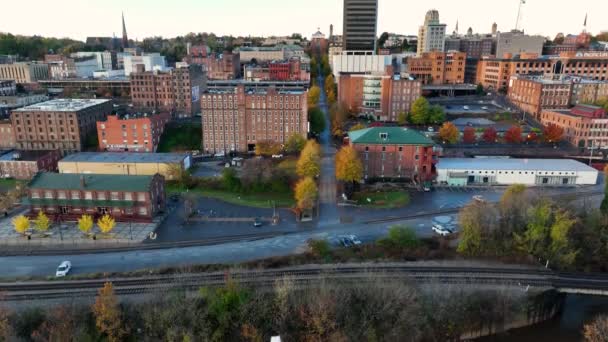 Stadens Historiska Lynchburg Antenn Vattenfontänsprayer Från James River Usa Fallande — Stockvideo