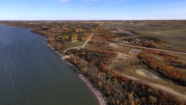 Mouvement Des Caméras Aériennes Orbite Dessus Lac Buffle Près Parc — Video