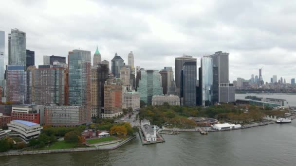 Vista Aérea Altos Edificios Oficinas Ribera Manhattan Nueva York Seguimiento — Vídeo de stock