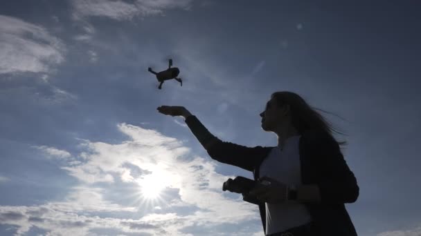 Desembarque Pequeno Drone Mão Jovem Silhueta Feminina Sob Belo Céu — Vídeo de Stock