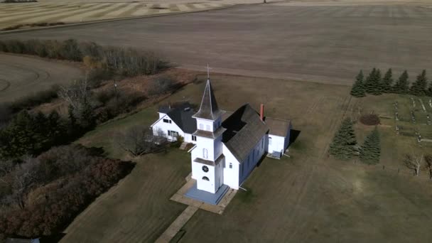 Luchtbeelden Een Baan Een Oude Katholieke Prairiekerk Het Platteland Van — Stockvideo