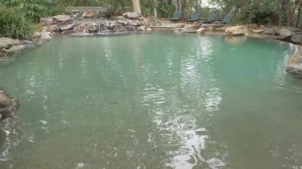 Thala Beach Naturreservat Pool Med Litet Vattenfall Headland Mellan Rösen — Stockvideo