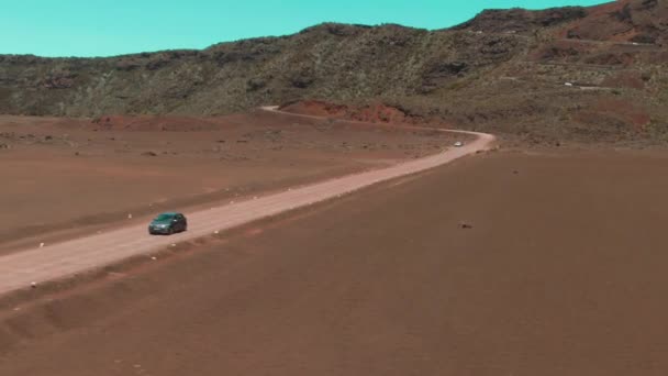 Coche Conduciendo Por Carretera Grava Desierto Volcánico Rojo Aerial Drone — Vídeo de stock
