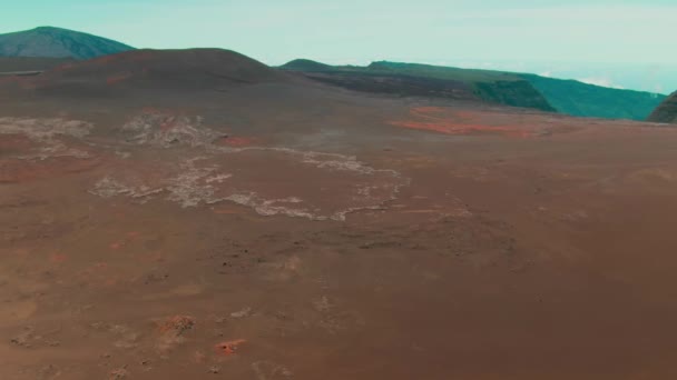 Deserto Vulcânico Vermelho Com Montanhas Rochosas Drone Aéreo — Vídeo de Stock