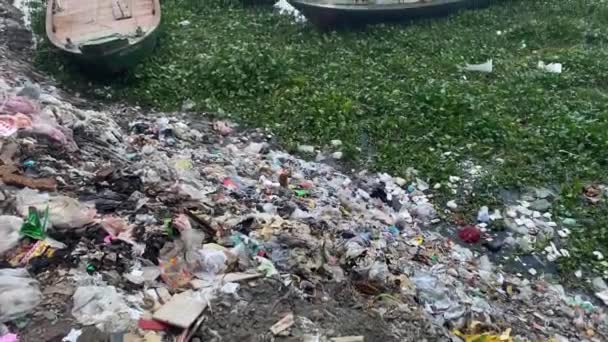 孟加拉国布里加纳河垃圾满载 锅炉停靠在水里 水污染概念 — 图库视频影像