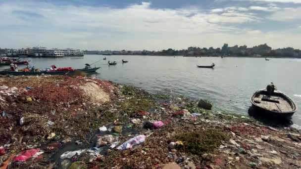 Μερικές Βάρκες Πλέουν Στον Ποταμό Μπουριγκάγκα Καλυμμένες Στρώματα Σκουπιδιών — Αρχείο Βίντεο