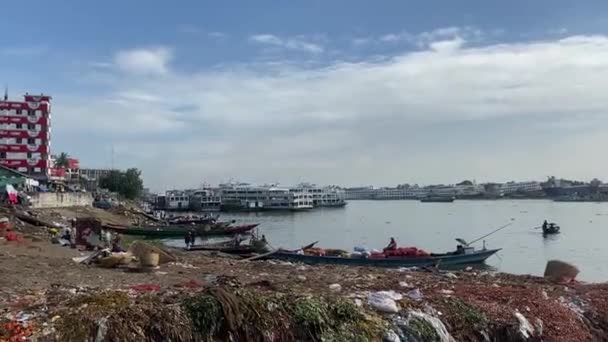 阳光灿烂的日子里 充满了垃圾的河流 孟加拉国的Burigana 水污染概念 — 图库视频影像