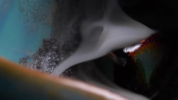 Fumo Que Flui Sobre Superfície Cerâmica Tiro Macro — Vídeo de Stock
