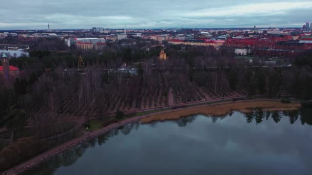 Vista Aérea Del Cementerio Hietaniemi Sombría Helsinki Otoñal Seguimiento Disparo — Vídeo de stock