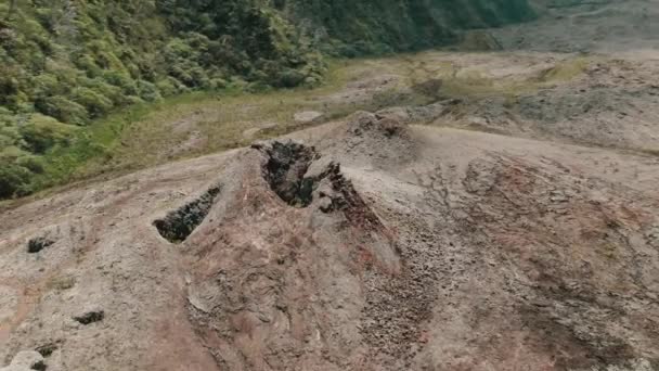 Cratera Vulcão Perto Penhasco Verde Tropical Drone Aéreo — Vídeo de Stock