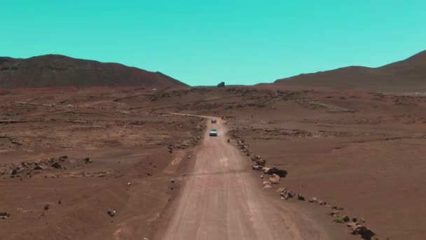 Auto Rijden Grindweg Rode Vulkanische Woestijn Luchtdrone — Stockvideo