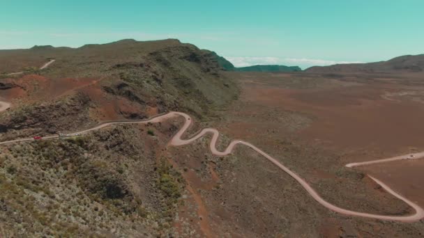 4K砂漠や火山地帯の国ジグザグの道空中ドローン — ストック動画