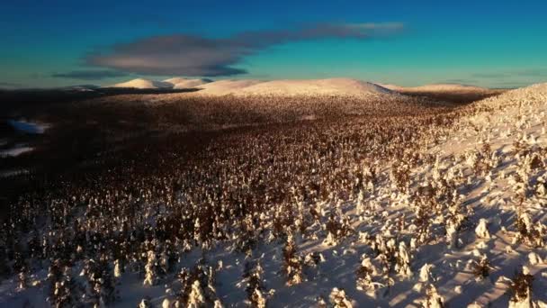太陽の光が差し込む山々 パラス ヤスタトゥリ国立公園 ラップランドの晴れた夜への空中ビュー — ストック動画