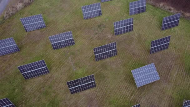 Вид Дрона Обертові Сонячні Панелі Розміщені Траві Восени Чехії — стокове відео