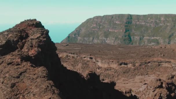 赤い砂漠の4K火山岩の形成空中ドローン — ストック動画