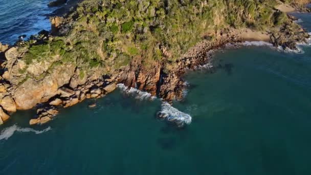 Sea Waves Splashing Rocky Bustard Bay Lookout Seventeen Seventy Gladstone — Stock Video