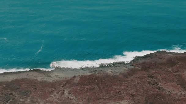 海の空中ドローン上の4K溶岩海岸 — ストック動画