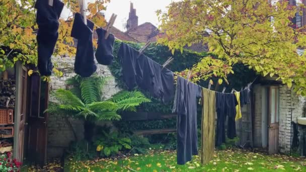 Herrenbekleidung Hängt Zum Trocknen Einer Outdoor Bekleidungslinie London England — Stockvideo
