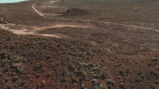 Personne Marchant Sur Une Falaise Rouge Dans Une Zone Volcanique — Video