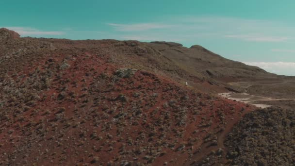 Людина Йде Червоній Скелі Вулканічній Зоні Повітряний Безпілотник — стокове відео
