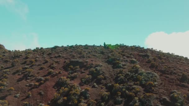 Pessoa Caminhando Penhasco Montanha Área Vulcânica Drone Aéreo — Vídeo de Stock