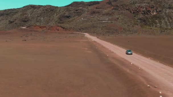 Coche Conduciendo Por Carretera Grava Desierto Volcánico Rojo Aerial Drone — Vídeos de Stock