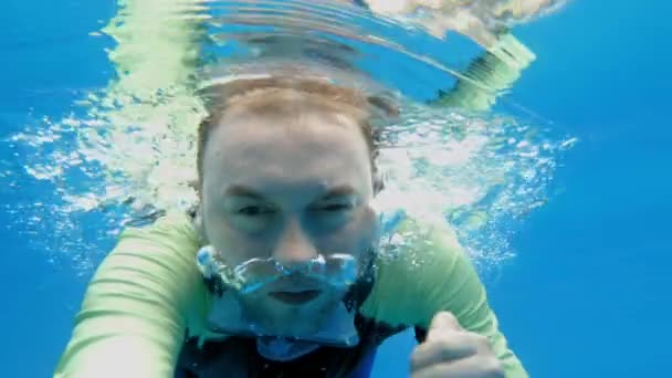 Close Snorkeler Face Mask Sea Surface Водой — стоковое видео