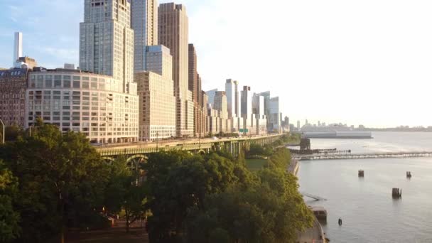 Drohnenaufnahme Der Skyline Von New York City Mit Verkehr Riverside — Stockvideo