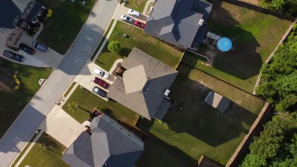 屋根の家を見下ろす高いドローンのショット — ストック動画