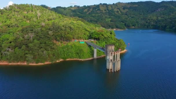 多米尼加共和国Hatillo水坝附近有桥梁和塔台的热带绿化岛屿的空中拍摄 — 图库视频影像